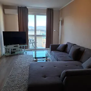 Flat At The Edge Of The Center + Parking Apartment